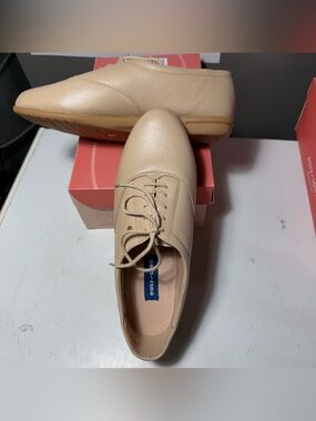 Easy Spirit 11W Women's Semotion Light Beige Leather Lace-Up Flat NEW IN BOX